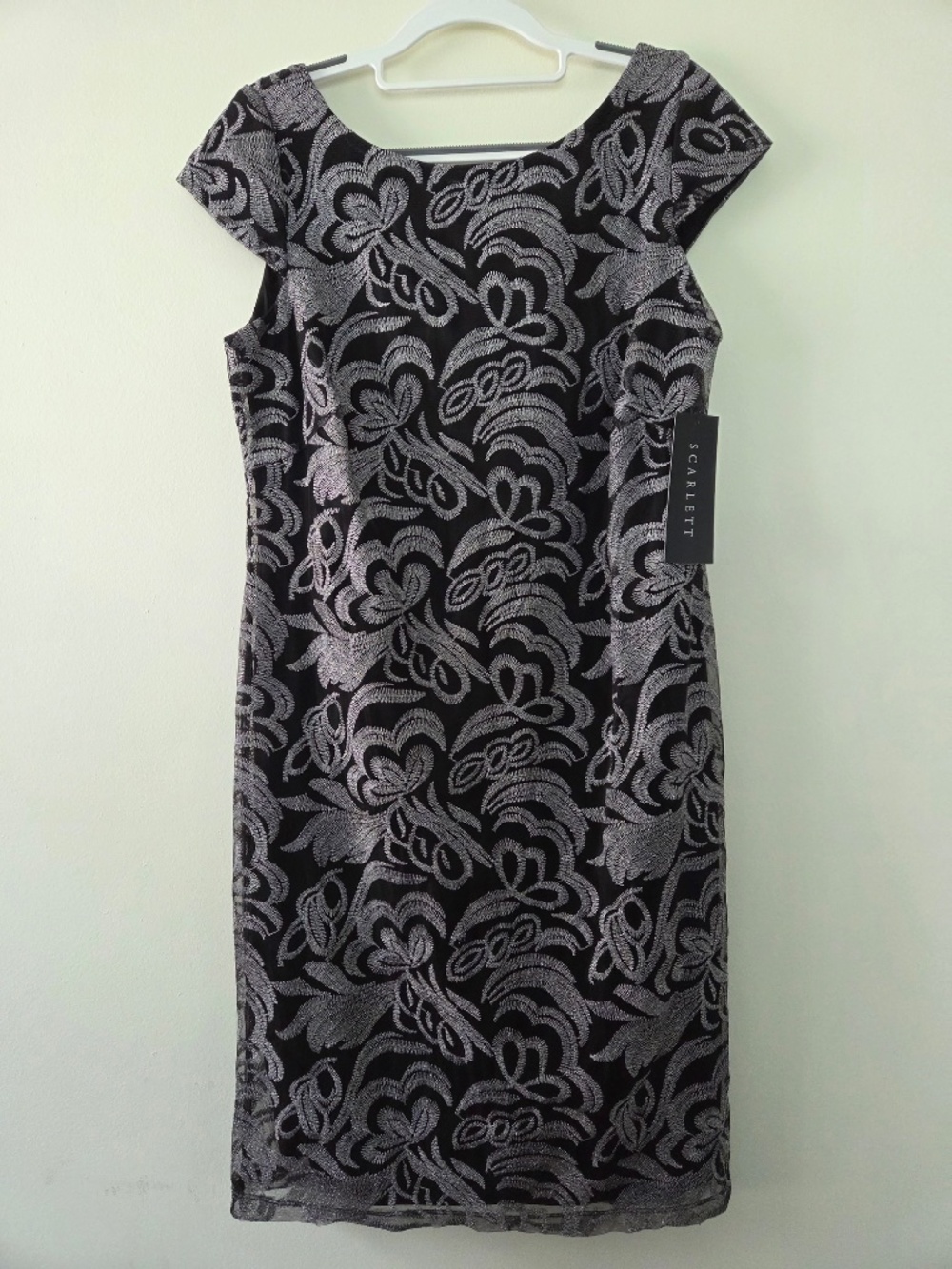 NWT Scarlett Black Silver Floral Embroidered Sheath Cocktail Dress Size 6 - Picture 4 of 9